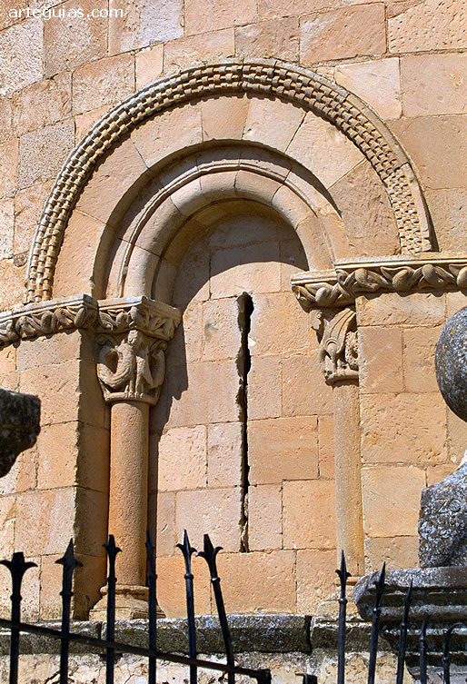 Uno de los ventanales del &aacute;bside