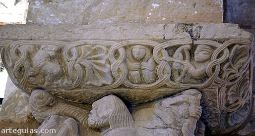 Cimacio de uno de los capiteles