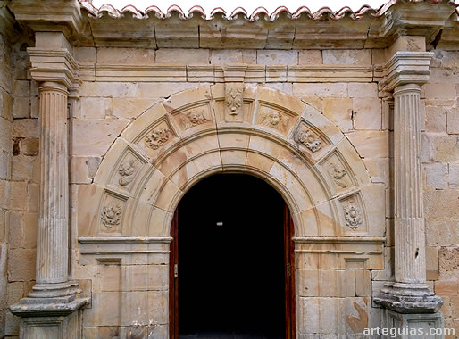 Puerta renacentista de la iglesia de Cezura