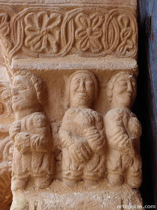 Mocheta con tres personajes