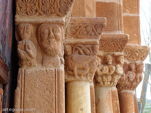Mocheta y capiteles figurados de la puerta. Iglesia de Fuensa&uacute;co