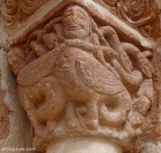 Capitel con hombre, serpientes y dos arp&iacute;as