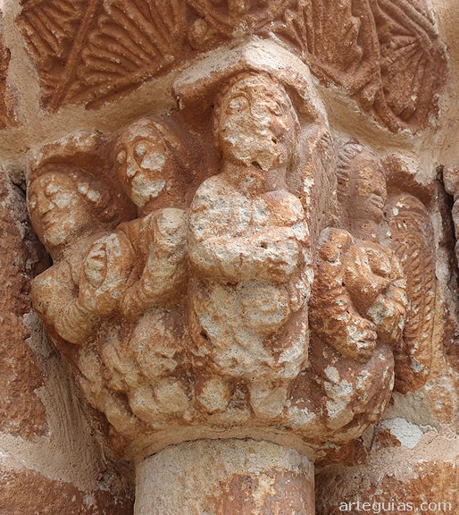 Capitel con tres hombres y un &aacute;ngel