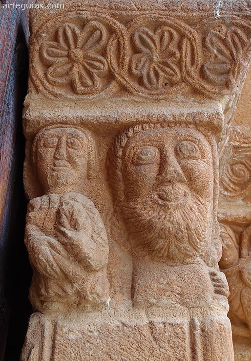 Mocheta historiada de la puerta de la iglesia soriana de Fuensa&uacute;co