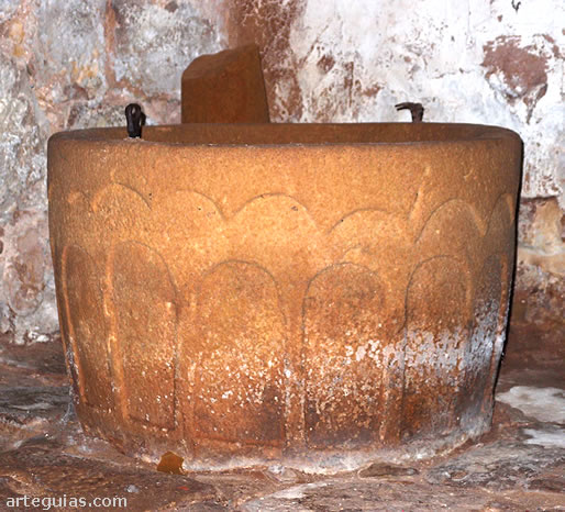 Pila bautismal rom&aacute;nica de la iglesia de Fuensa&uacute;co, Soria