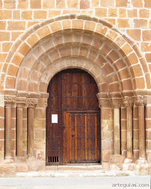 Puerta de la iglesia rom&aacute;nica de Fuensa&uacute;co
