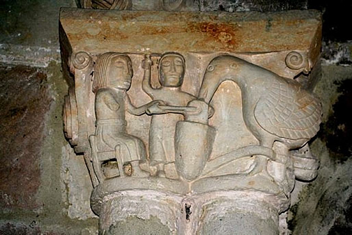 Capitel de muy extra&ntilde;a iconograf&iacute;a