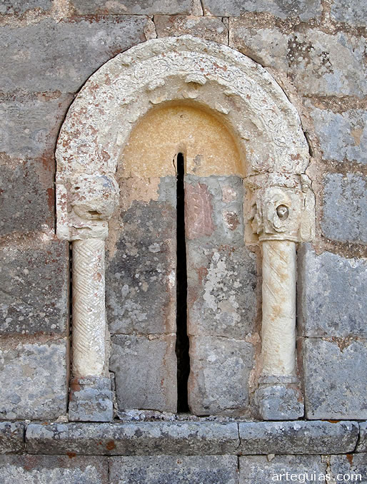 Iglesia de Fuente &Uacute;rbel: ventanal del &aacute;bside