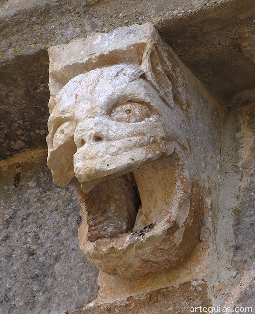 Canecillo con un le&oacute;n con sus fauces abiertas