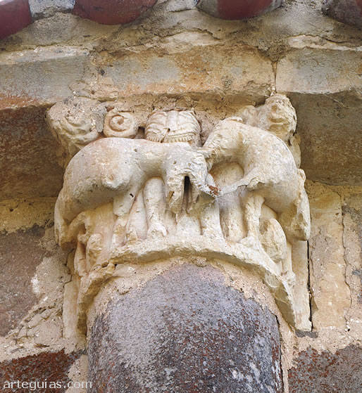 Capitel de una columna exterior del &aacute;bside