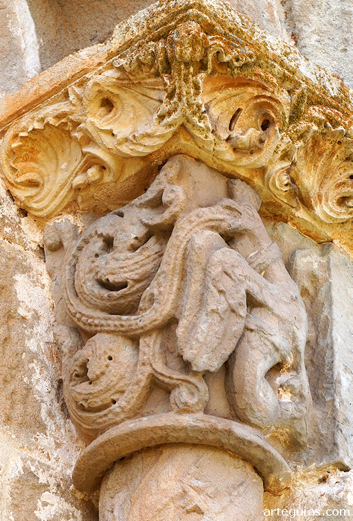 Capitel de una de las columnas del ventanal