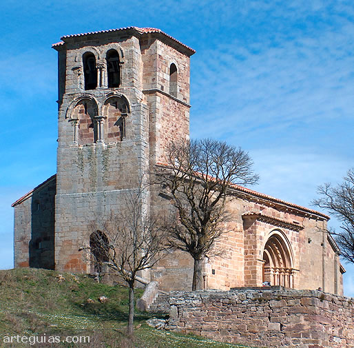 Primer plano de la iglesia de Santa Mar&iacute;a la Real de Las Henestrosas de las Quintanillas desde la lejan&iacute;a