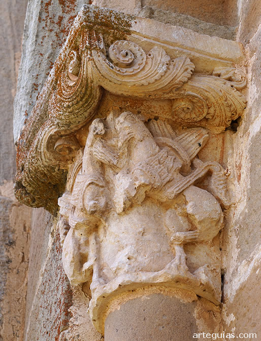 Capitel con grifos del ventanal del &aacute;bside
