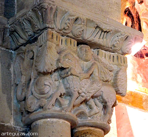 Capitel del arco triunfal: Sans&oacute;n desquijarando al le&oacute;n