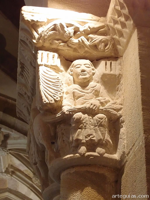 Hombre tira de la cola del le&oacute;n