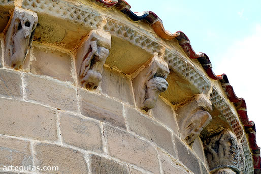 Corona de canecillos del &aacute;bside