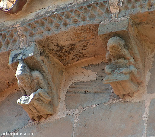 Dos canecillos de cl&eacute;rigos