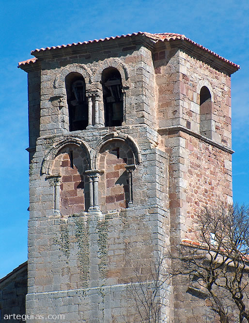 Campanario de la iglesia construida a partir de una espada&ntilde;a rom&aacute;nica