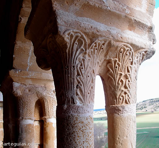 Capiteles con vegetales en bajorrelieve de la galer&iacute;a porticada