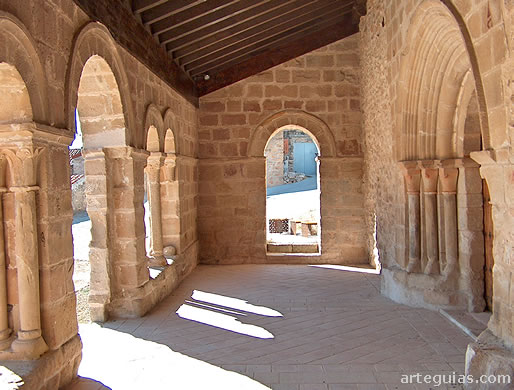 Interior de la galer&iacute;a porticada