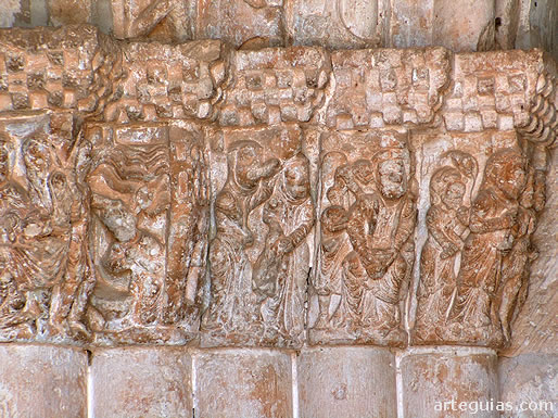 Capiteles del lado izquierdo de la puerta