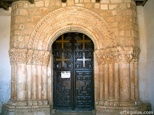 La puerta de la iglesia de Languilla es lo mejor del templo