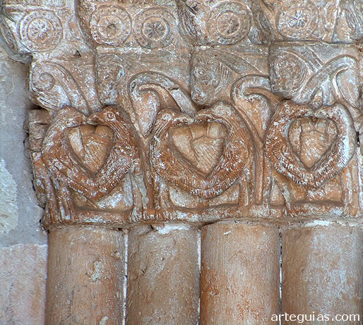 Capiteles con aves y cabezas humanas