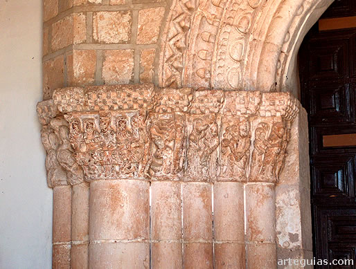 Capiteles del lado izquierdo de la puerta rom&aacute;nica