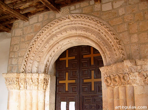 Pueta de la iglesia de Languilla: arquivoltas y columnas