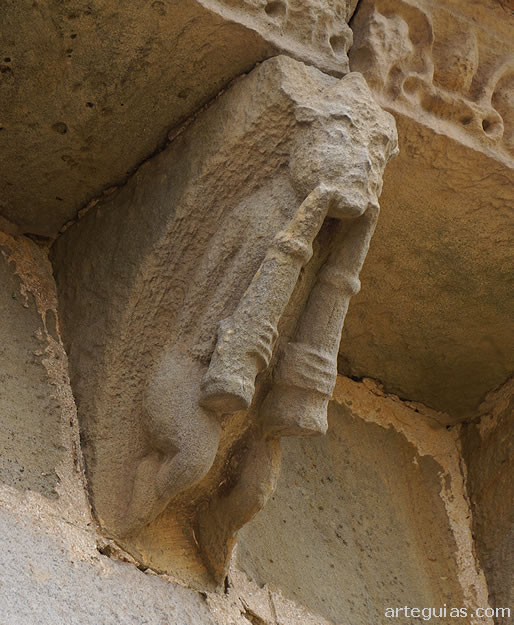 M&uacute;sico con dos flautas