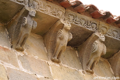 Tres canecillos con sirenas ave en la cornisa de la iglesia de Matalbaniega