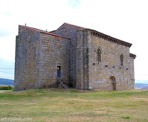 Vista suroeste con la rechoncha torre campanario en primer plano