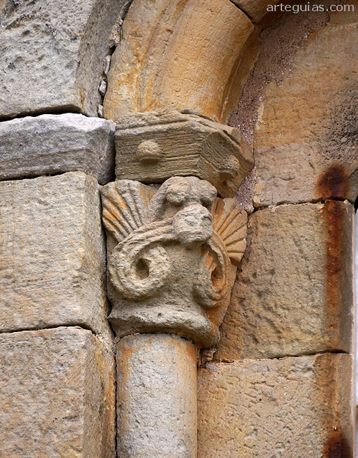 Capitel del ventanal norte