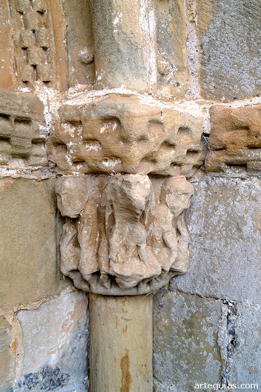 Capitel desfigurado de la puerta norte