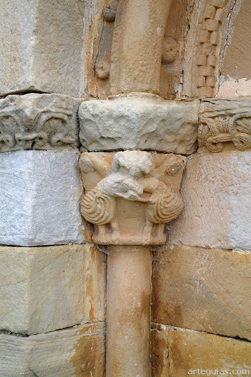 Capitel con dos aves