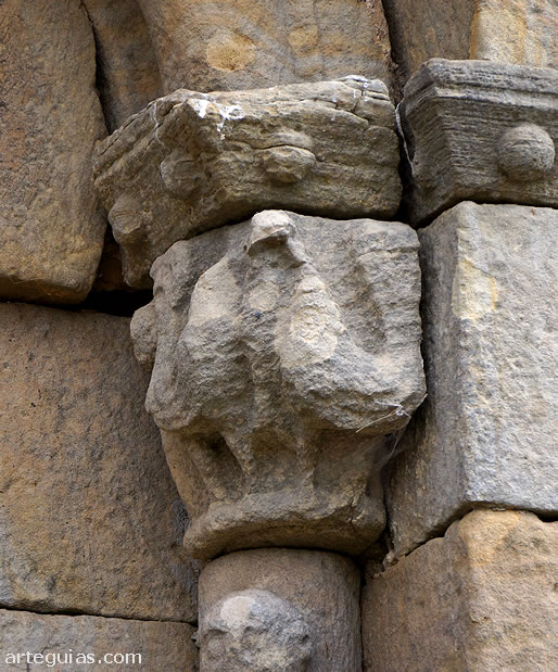 Capitel con p&aacute;jaros