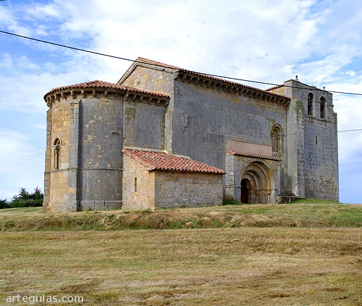 Vista desde le nordeste de la iglesia de San MArt&iacute;n de Matalbaniega