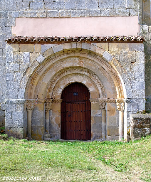 Puerta norte de la iglesia de Matalbanieg