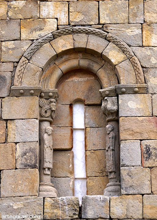 Uno de los ventanales del muro meridional