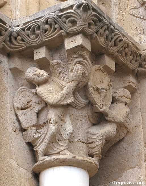 Otro capitel de la puerta de Morla&agrave;s