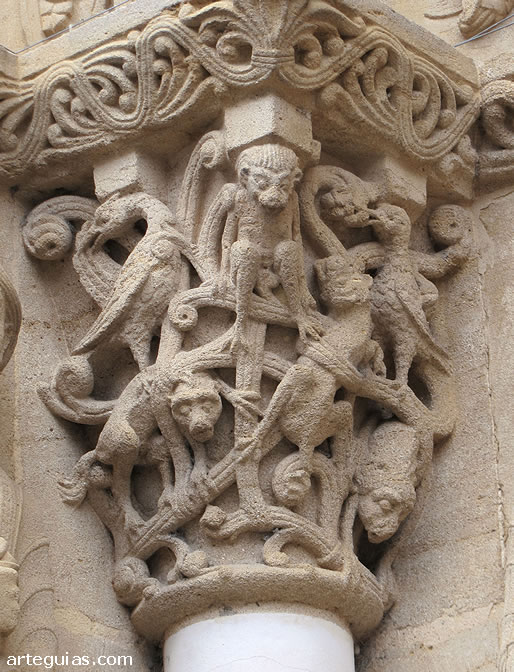 Capitel de la puerta