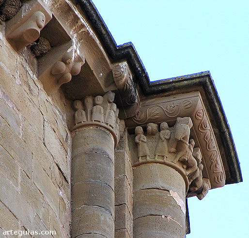 Escultura "naif" en las columnas y canecillos de la cabecera superior