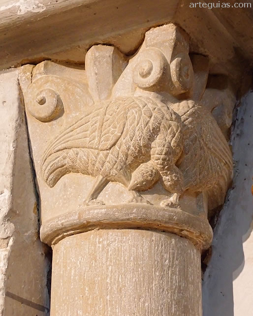 Iglesia de Murillo de G&aacute;llego: capitel con aves de cuellos entrelazados