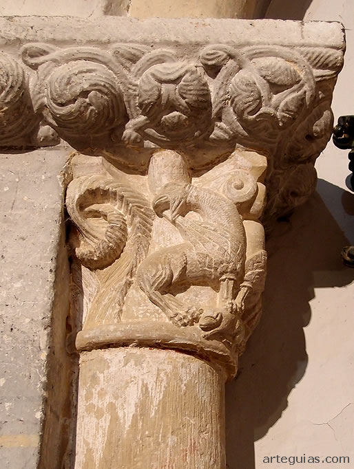 Capitel zoomorfo del interior de la cabecera  de la iglesia alta