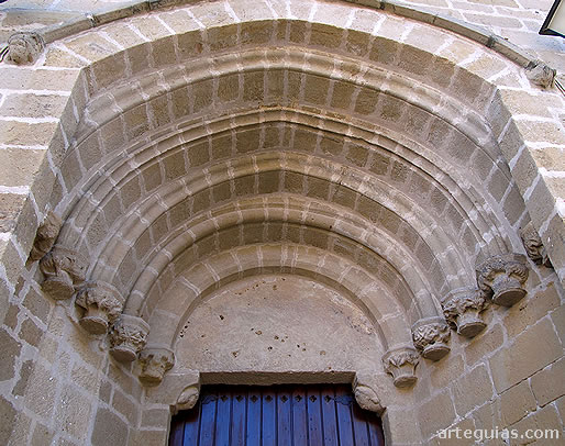 Portada norte con una estructura muy particular