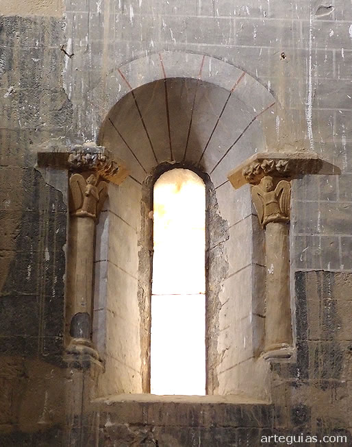 Ventanal con capiteles con las figuras de dos &aacute;ngeles