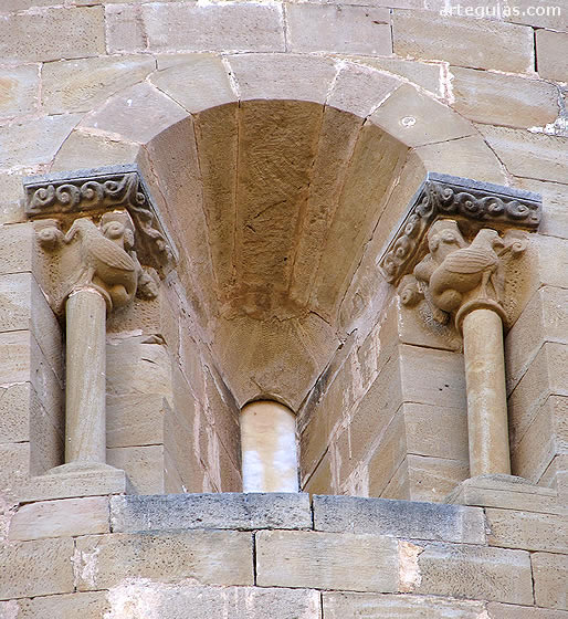 Uno de los ventanales del &aacute;bside central de la iglesia alta
