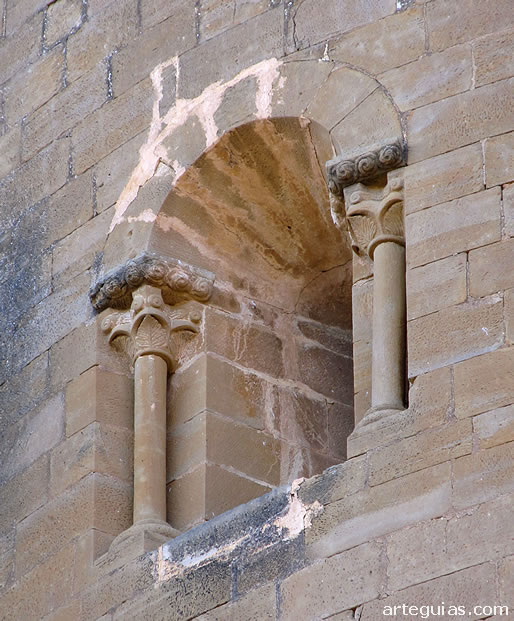 Ventanal rom&aacute;nico del &aacute;bside central de la iglesia de Murillo de G&aacute;llego