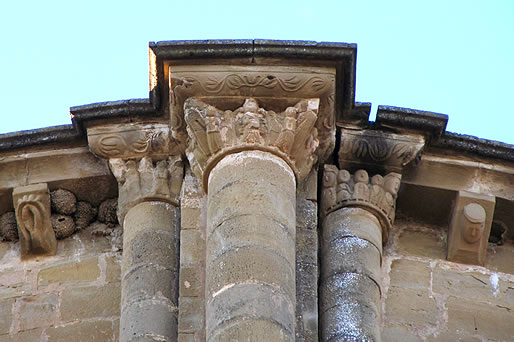 Haz de tres columnas en el &aacute;bside central