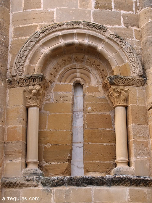 Ventanal del centro del &aacute;bside